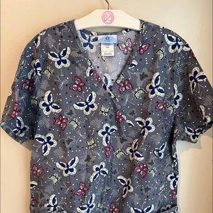 SCRUBS printed Butterfly’s Mock Wrap front